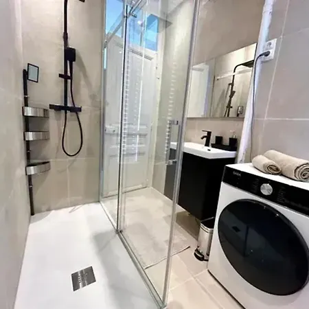 D'une A Juans Les Pins , A 300 M De La Avec Wifi Apartment *