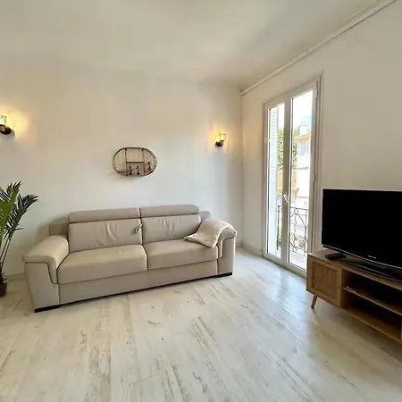 Apartment D'une A Juans Les Pins , A 300 M De La Avec Wifi